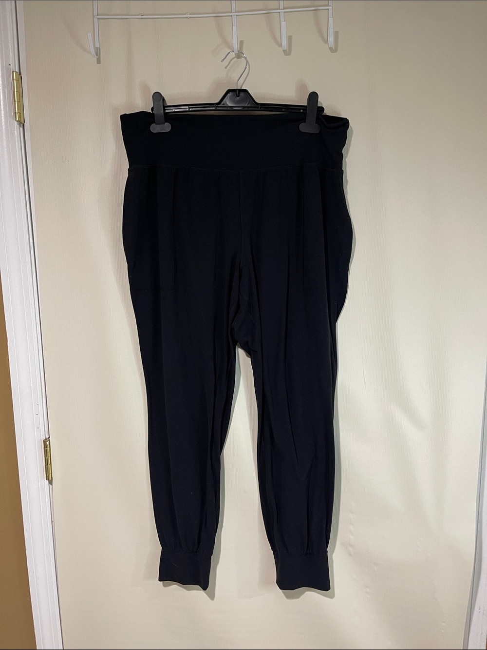 Athleta Black High-Waist Jogger Pants with two side pockets size XL